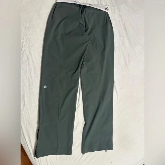 ALO Yoga Flip It Trousers Dark Green Pants - Picture 6 of 9